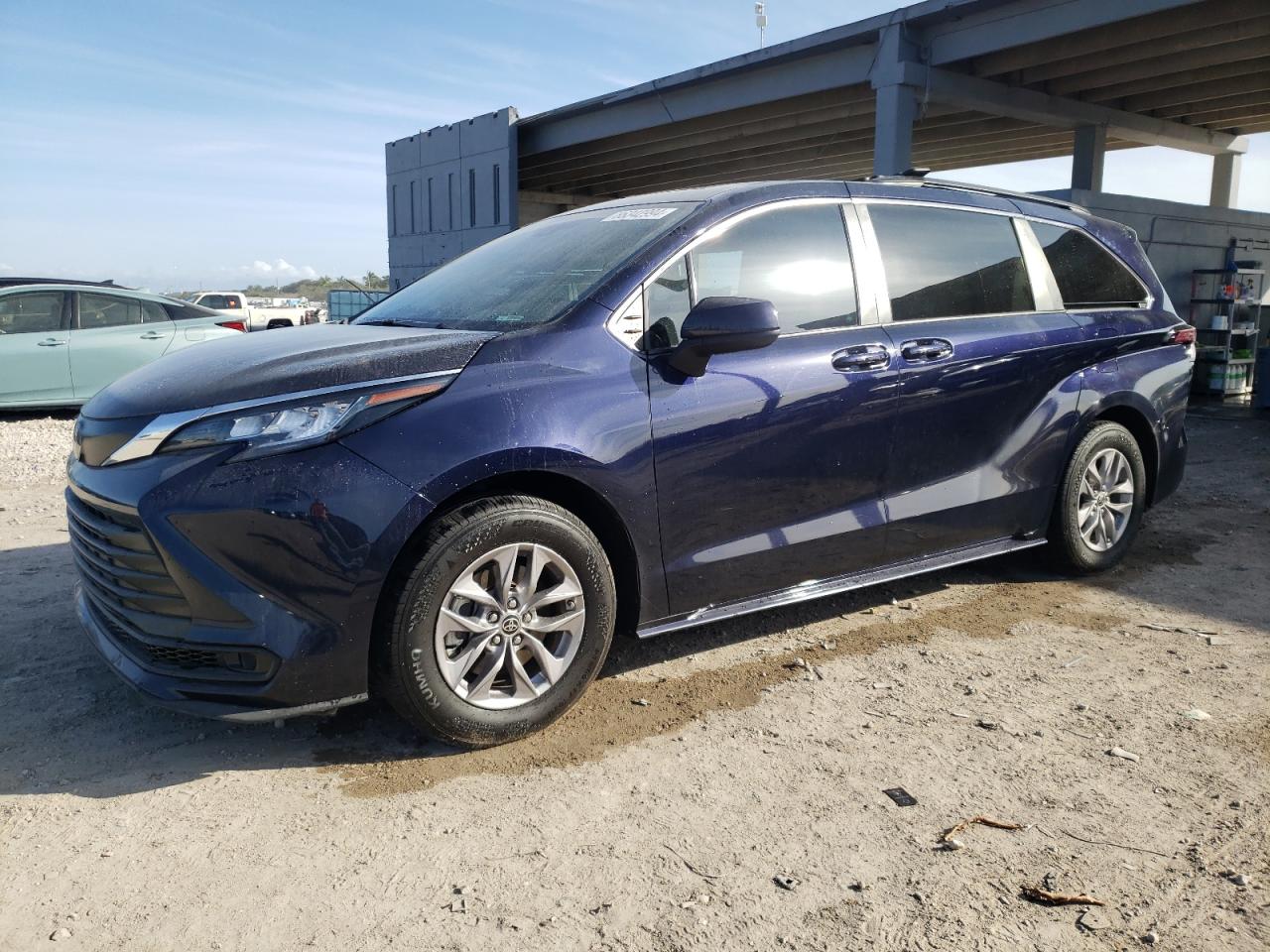 TOYOTA SIENNA LE 2022