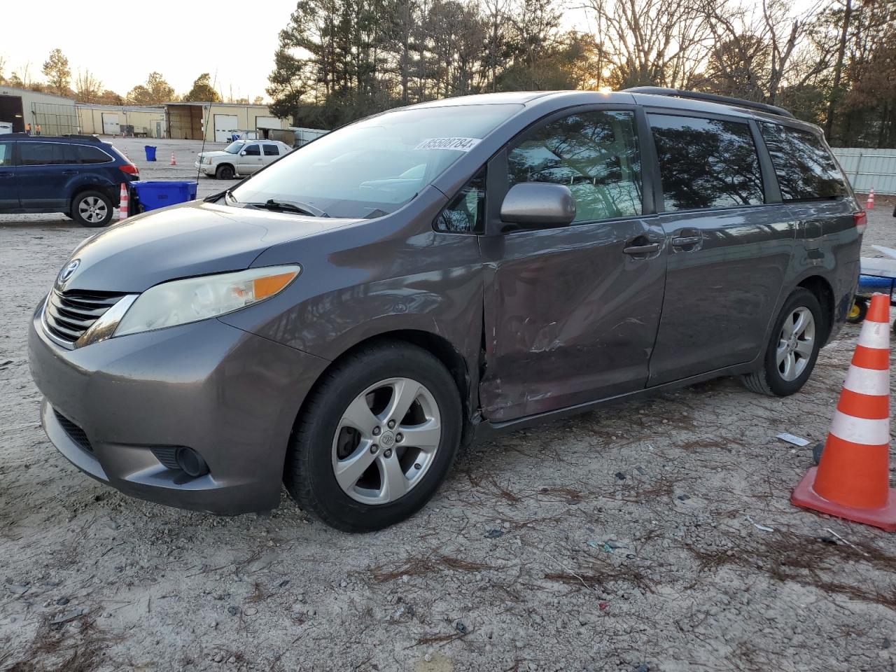 TOYOTA SIENNA LE 2011