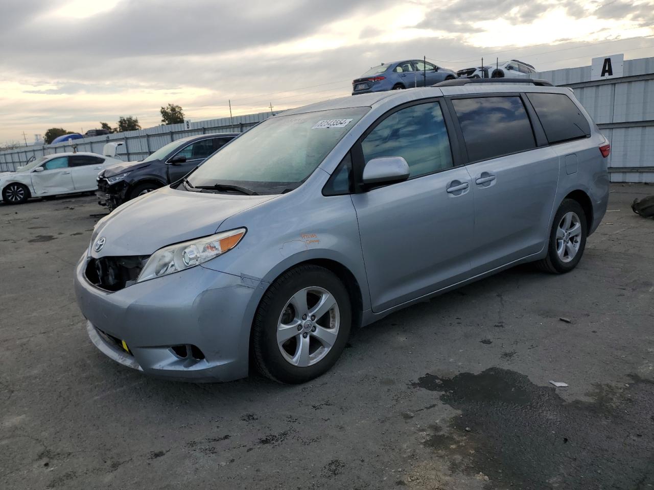 TOYOTA SIENNA LE 2016
