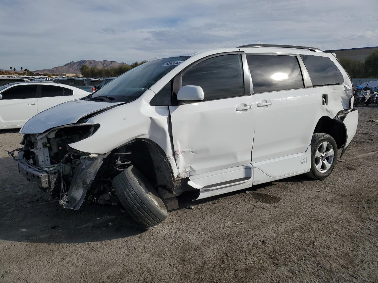 TOYOTA SIENNA LE 2018