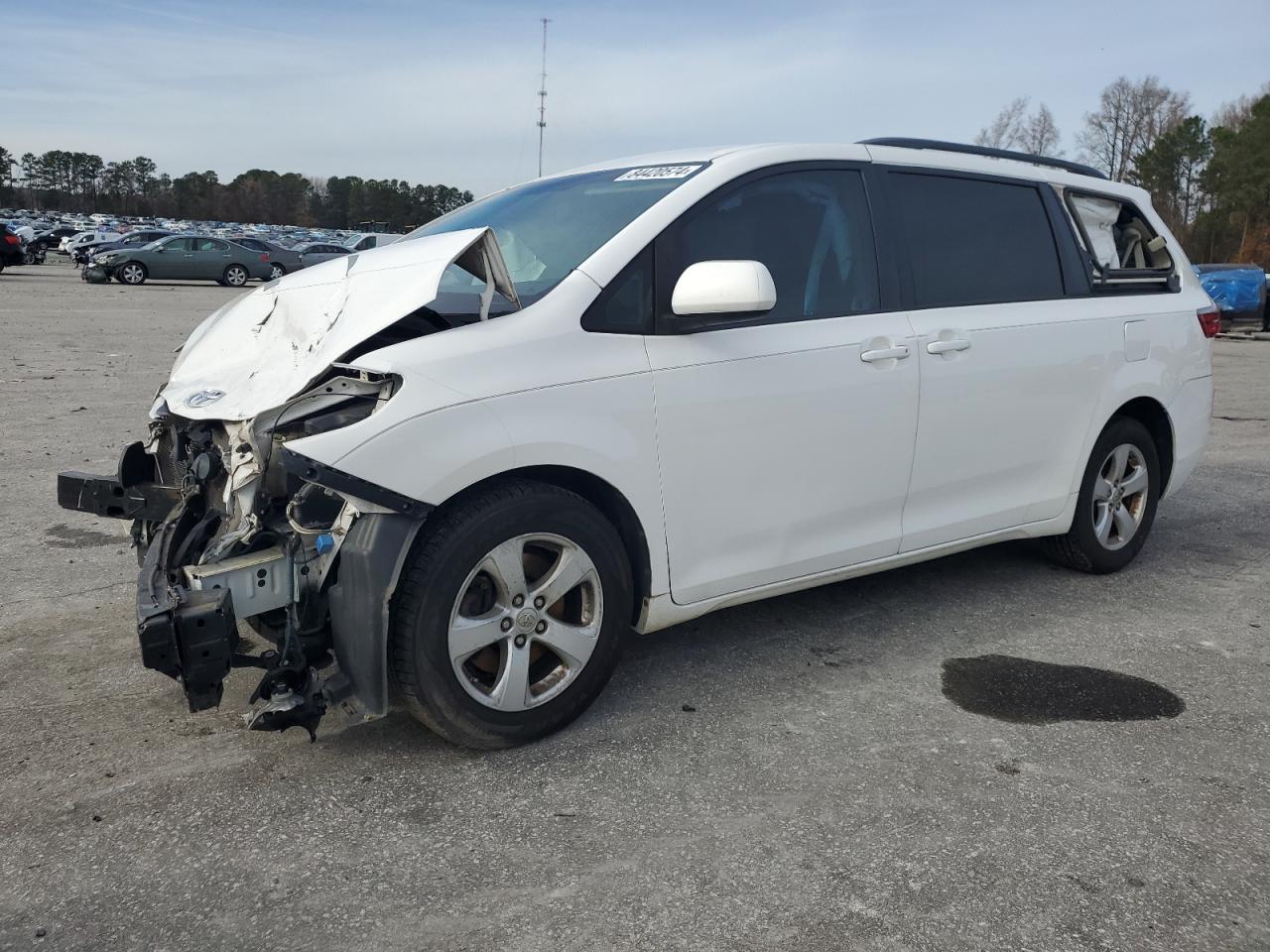 TOYOTA SIENNA LE 2015