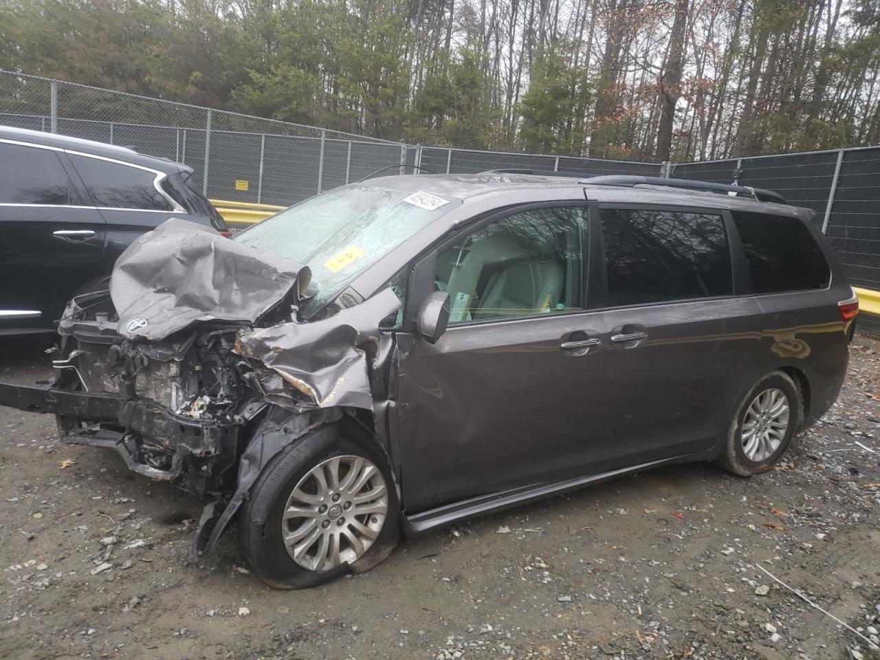 TOYOTA SIENNA XLE 2016
