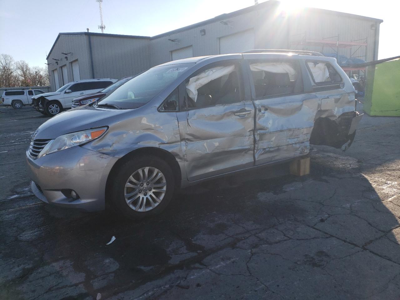TOYOTA SIENNA XLE 2016