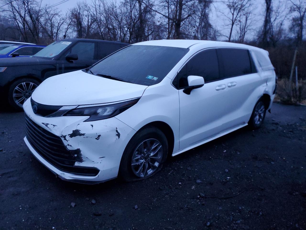 TOYOTA SIENNA LE 2024