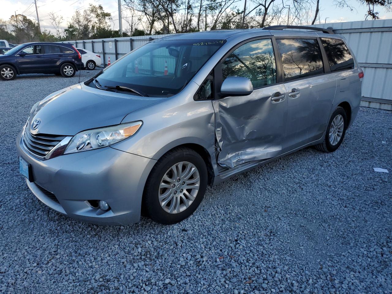 TOYOTA SIENNA XLE 2013
