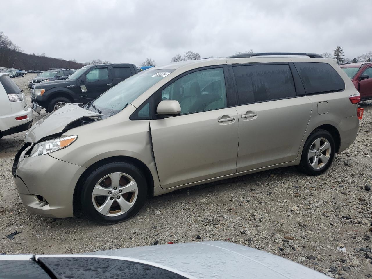 TOYOTA SIENNA LE 2015