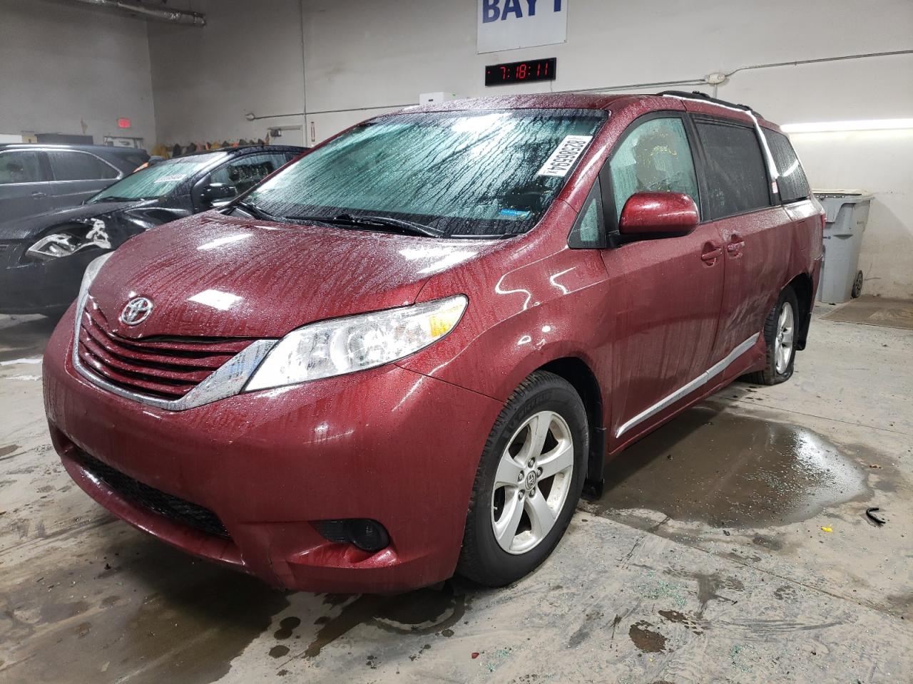 TOYOTA SIENNA LE 2017