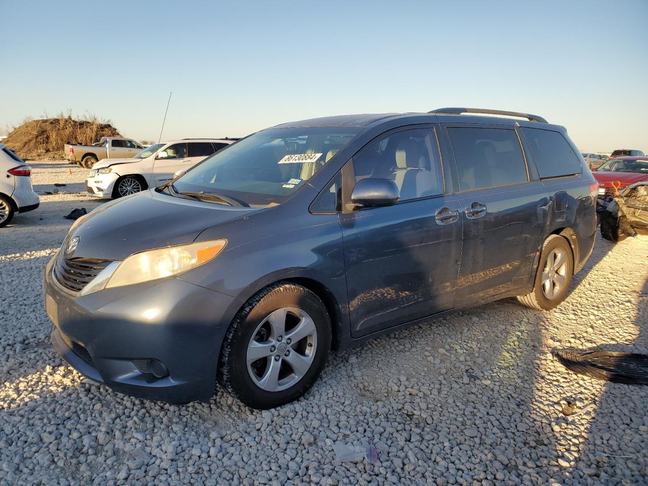 TOYOTA SIENNA LE 2013