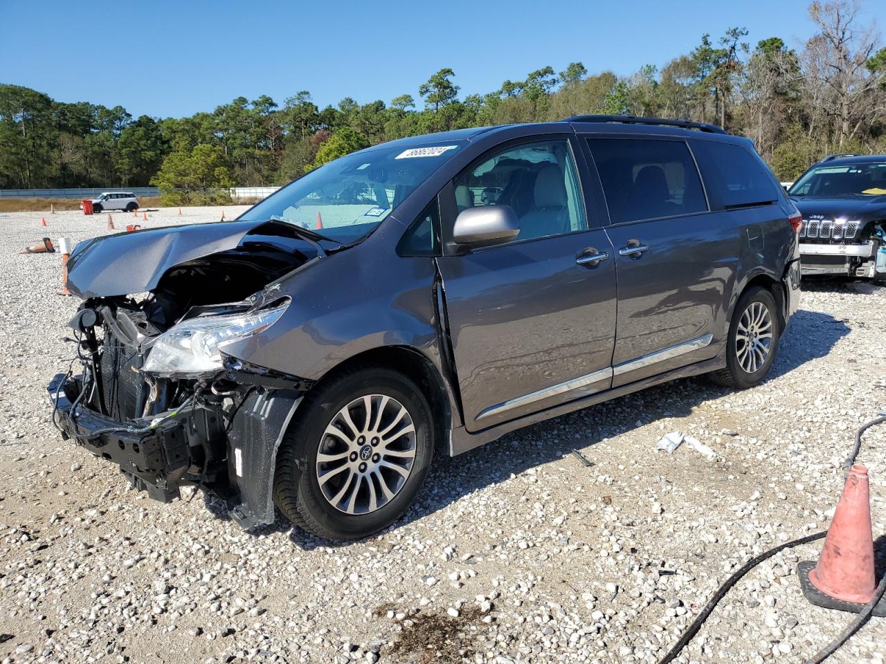 TOYOTA SIENNA XLE 2018