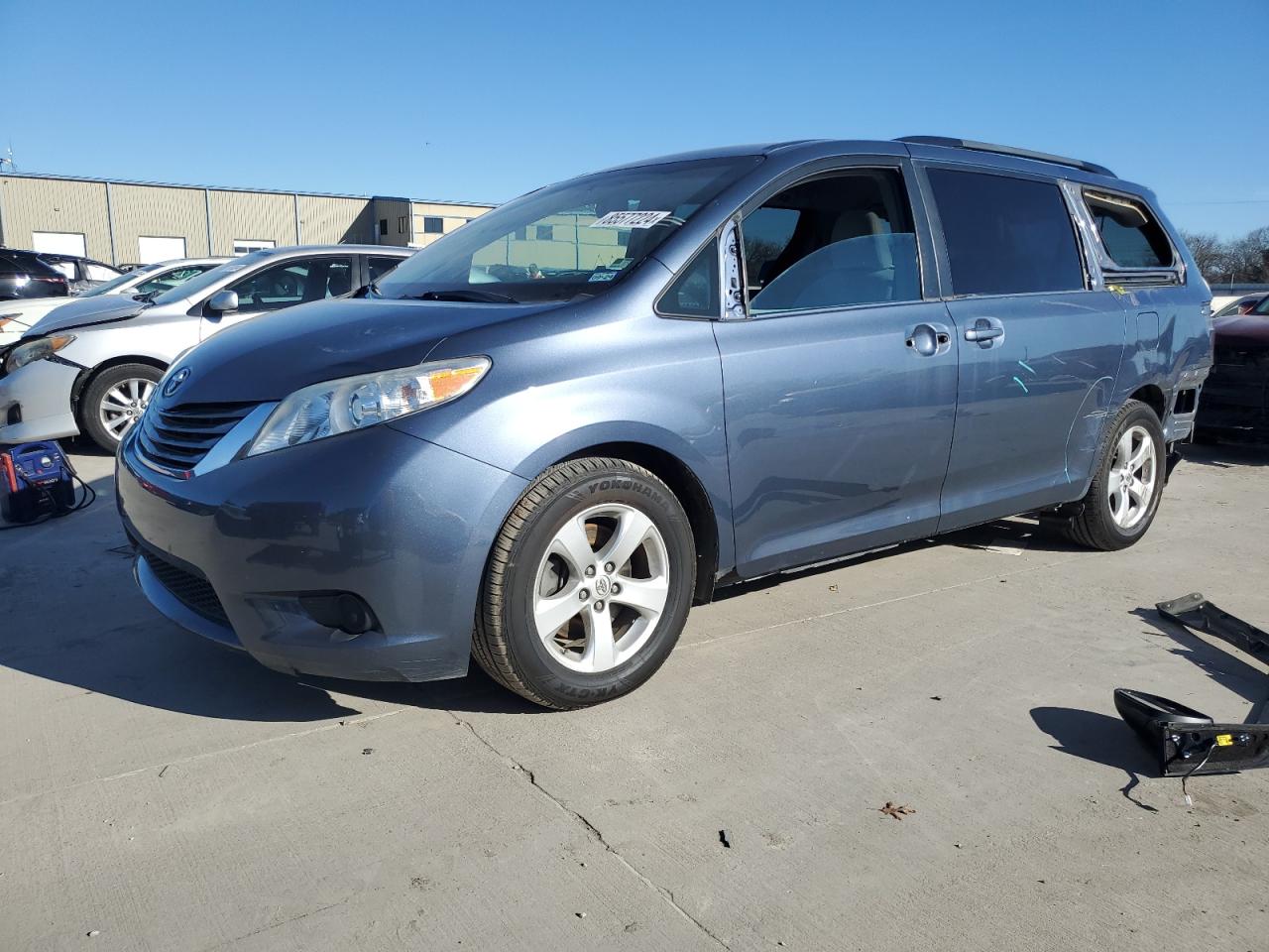 TOYOTA SIENNA LE 2017