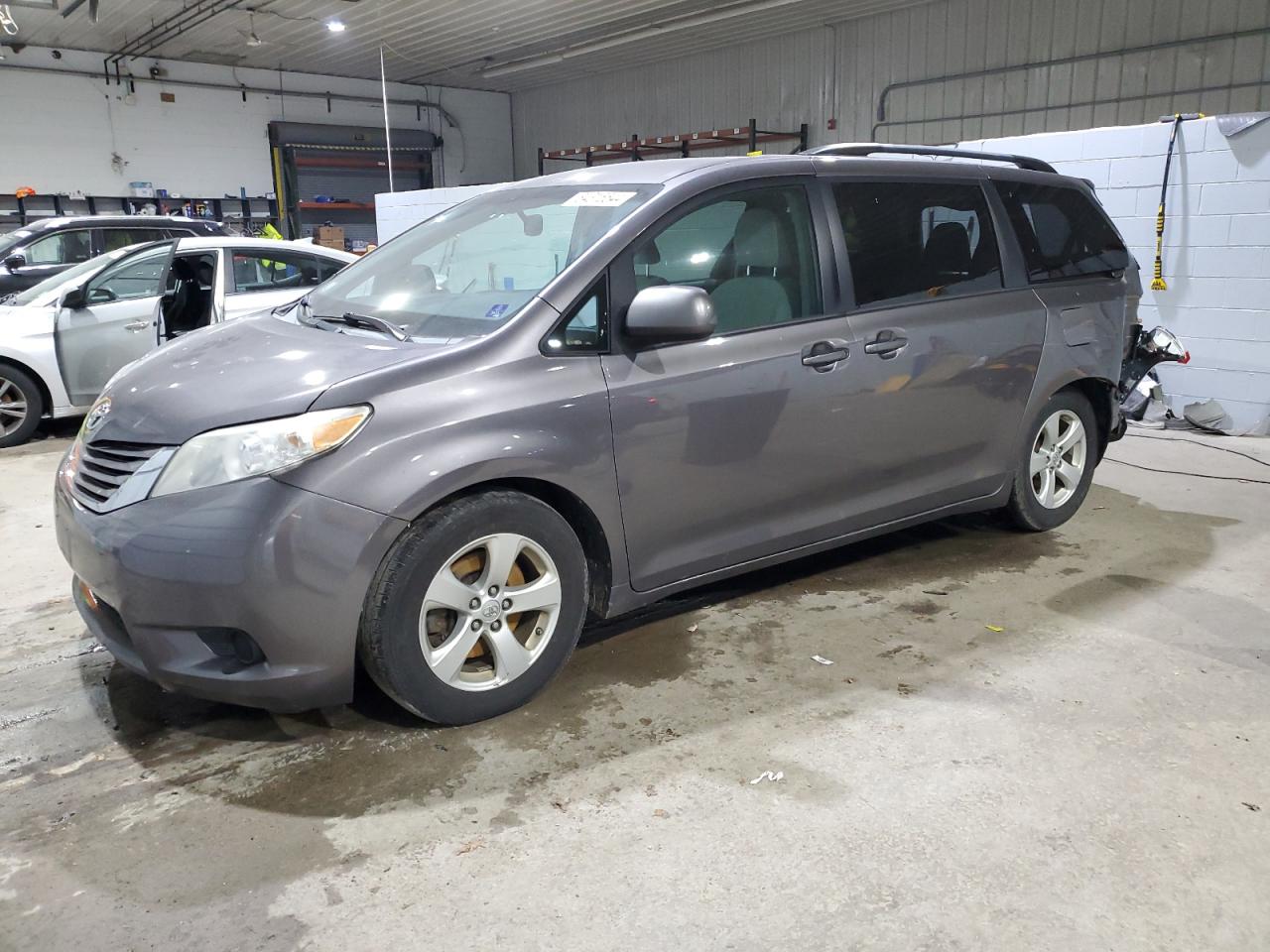 TOYOTA SIENNA LE 2015