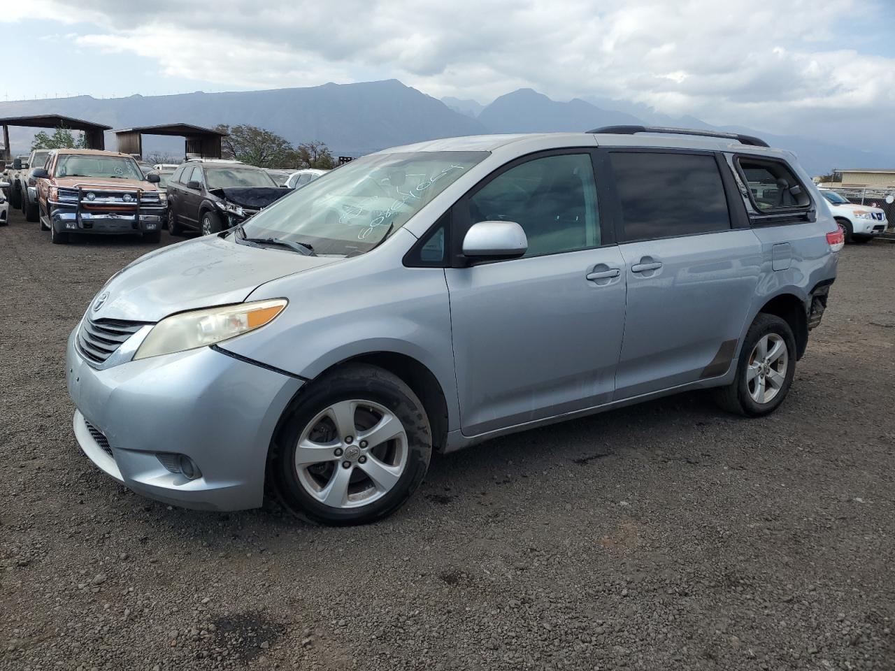 TOYOTA SIENNA LE 2011
