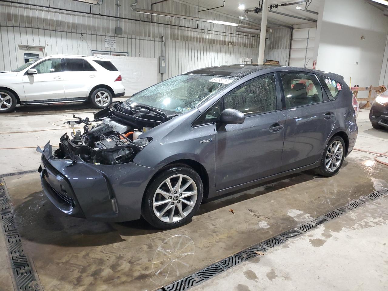 TOYOTA PRIUS V 2017