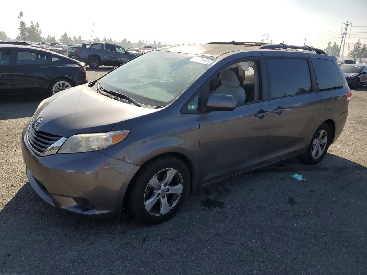 TOYOTA SIENNA LE 2011