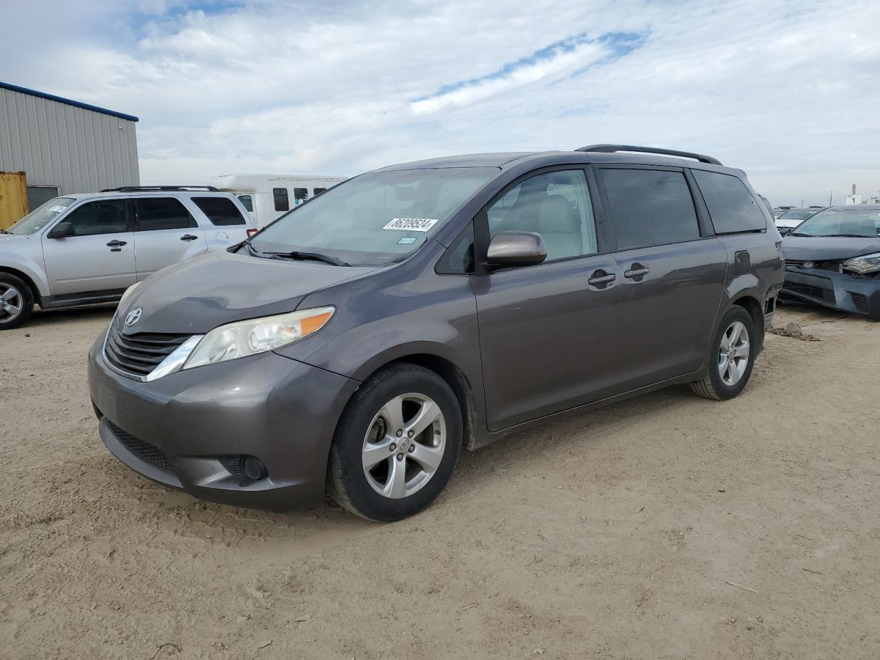 TOYOTA SIENNA LE 2013