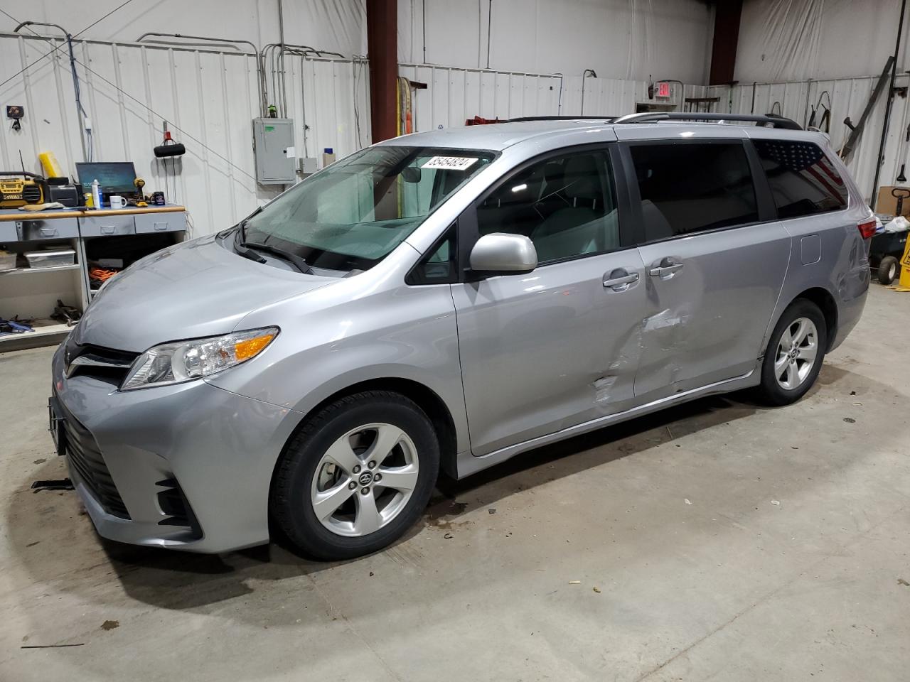 TOYOTA SIENNA LE 2018