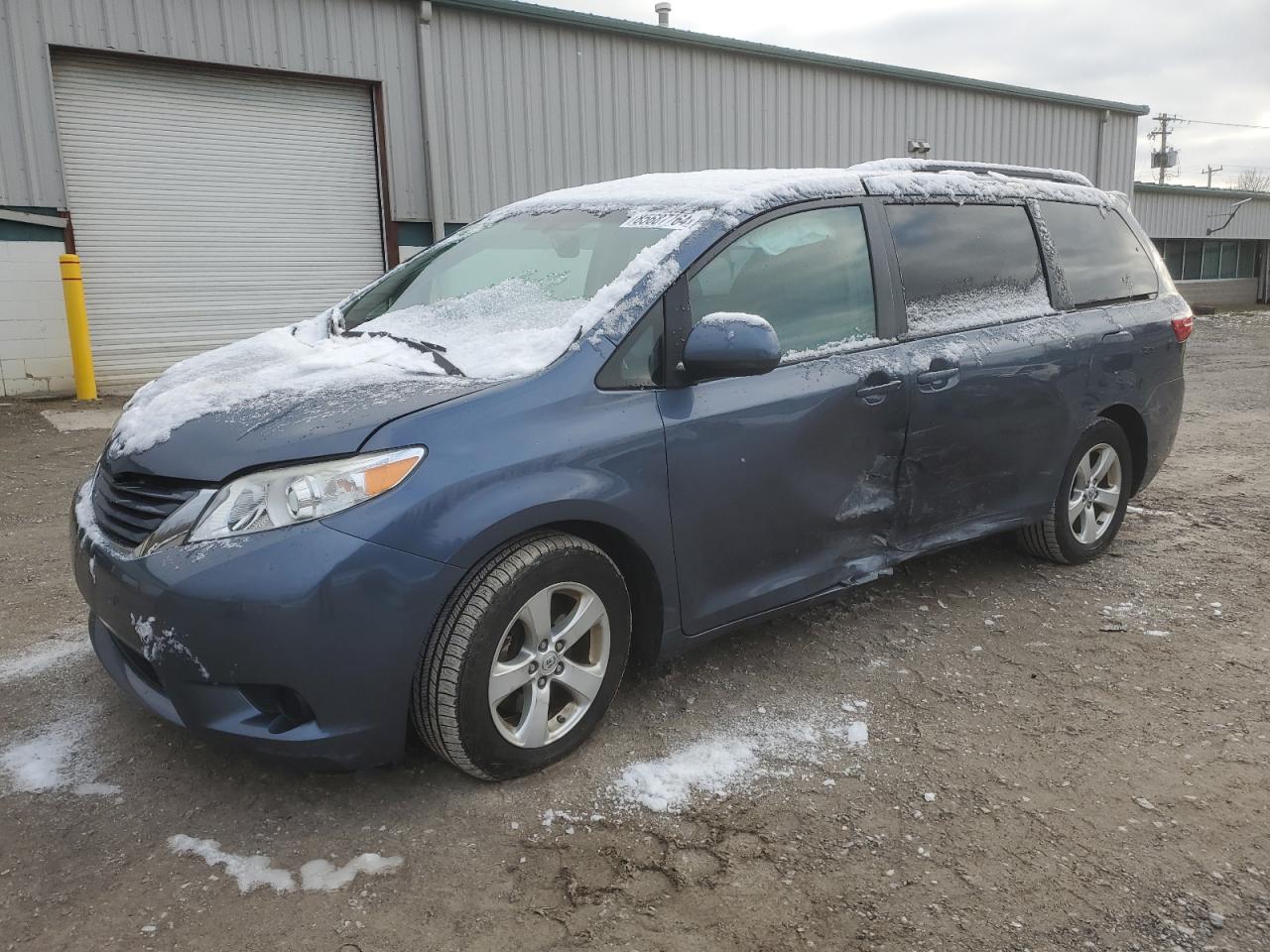 TOYOTA SIENNA LE 2015