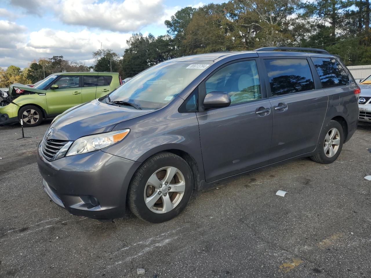 TOYOTA SIENNA LE 2014