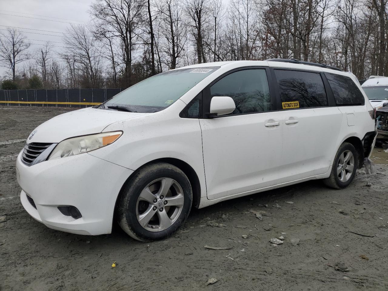 TOYOTA SIENNA LE 2013