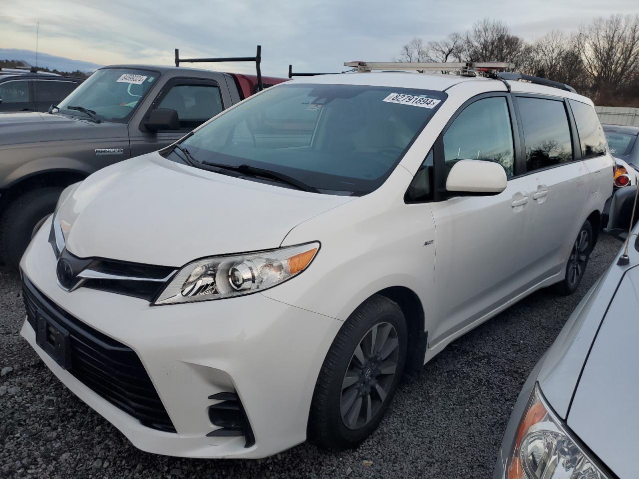 TOYOTA SIENNA LE 2019