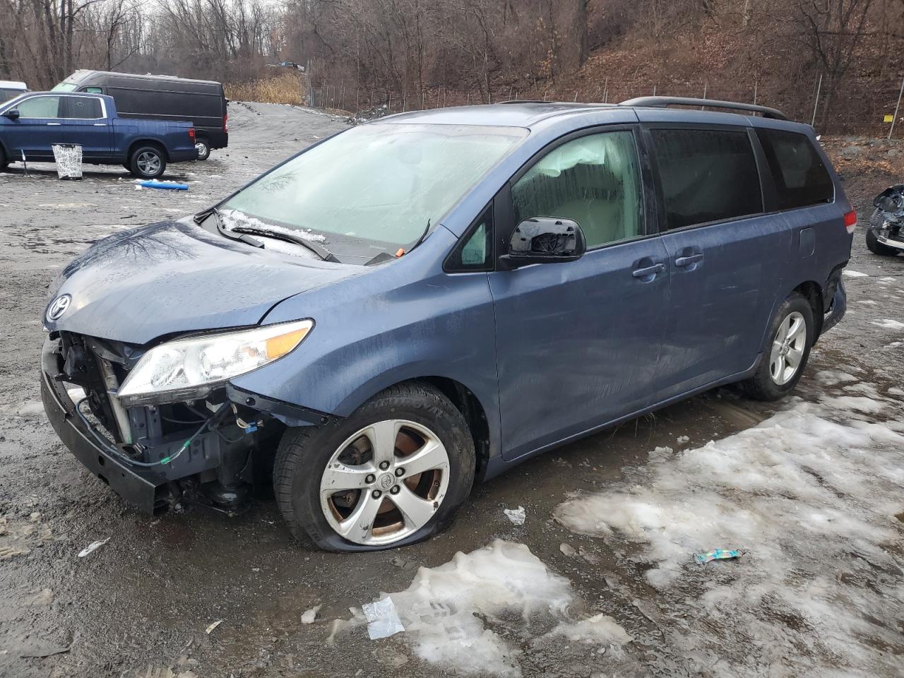 TOYOTA SIENNA LE 2014