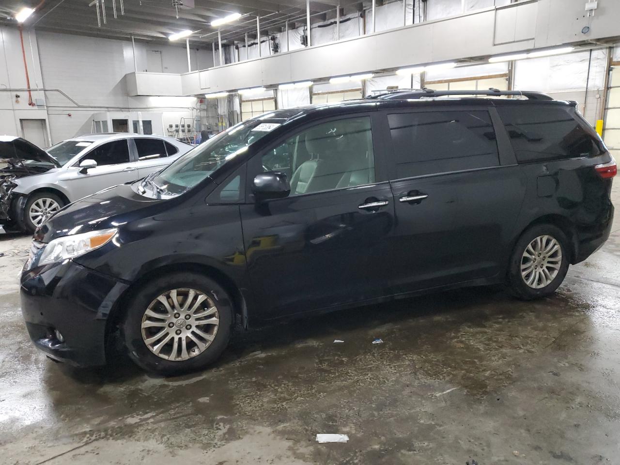 TOYOTA SIENNA XLE 2016