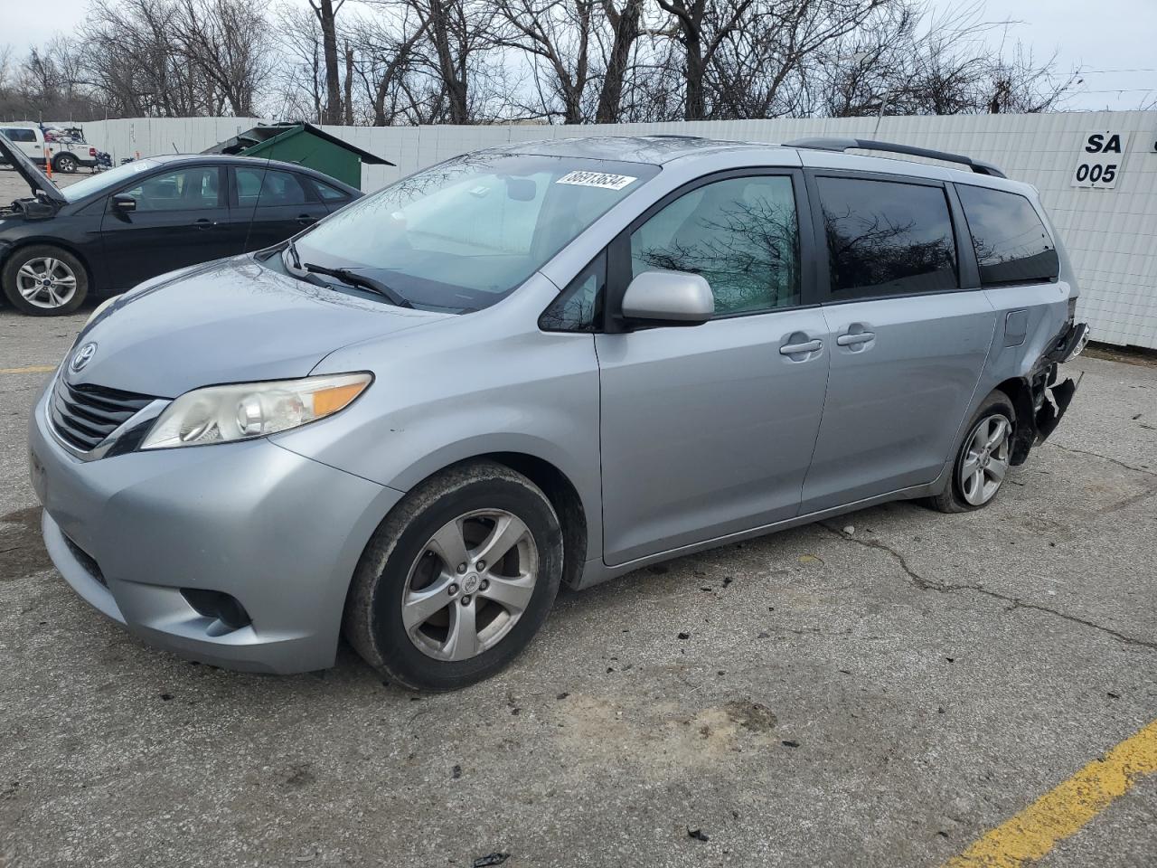 TOYOTA SIENNA LE 2011