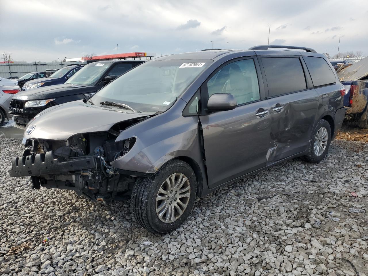 TOYOTA SIENNA XLE 2016