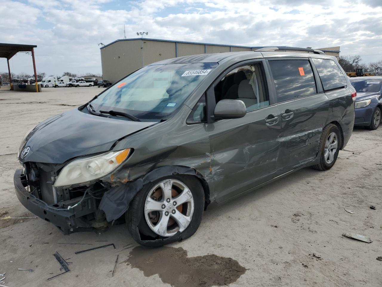 TOYOTA SIENNA LE 2013