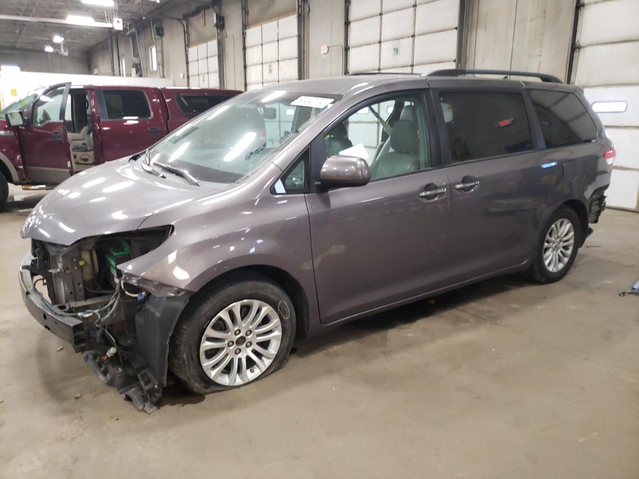 TOYOTA SIENNA XLE 2013