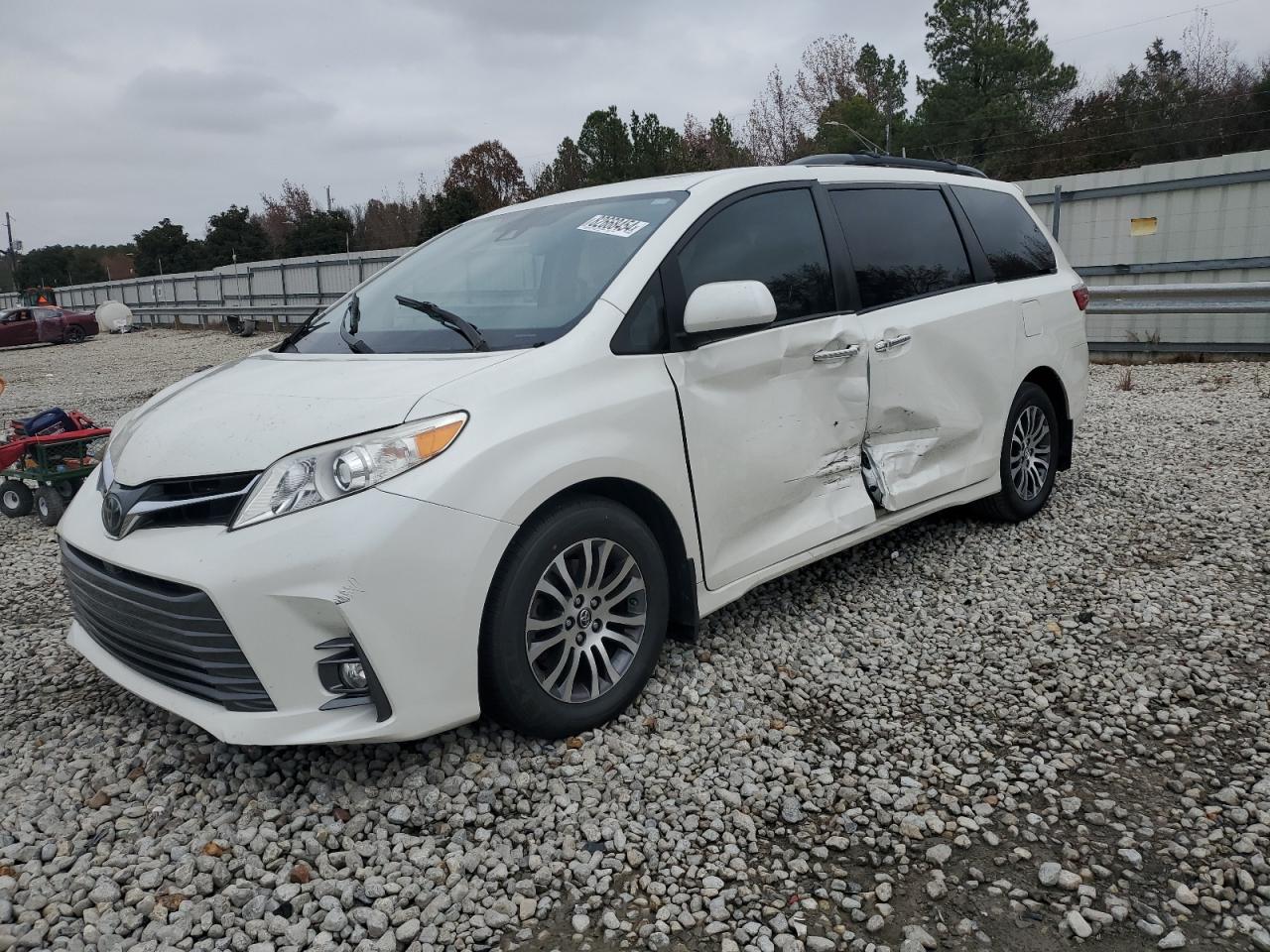 TOYOTA SIENNA XLE 2018