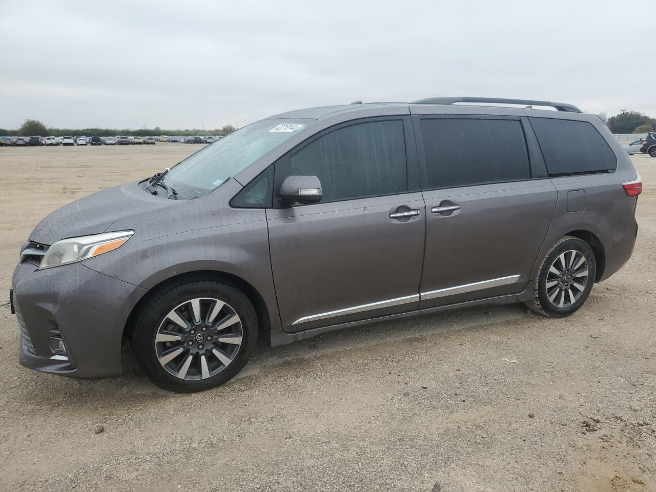 TOYOTA SIENNA XLE 2019