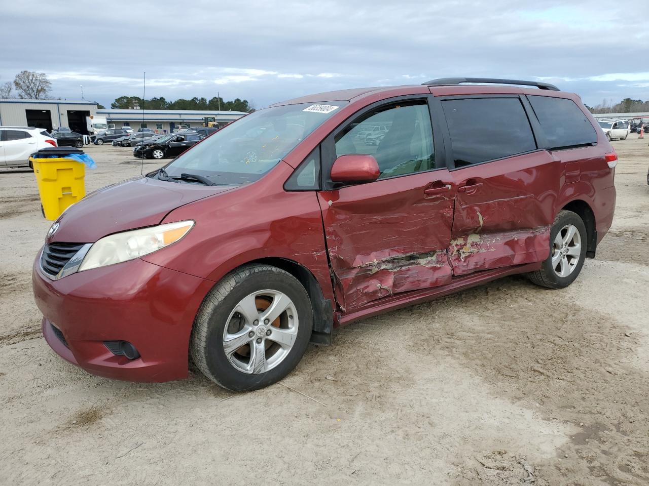 TOYOTA SIENNA LE 2012