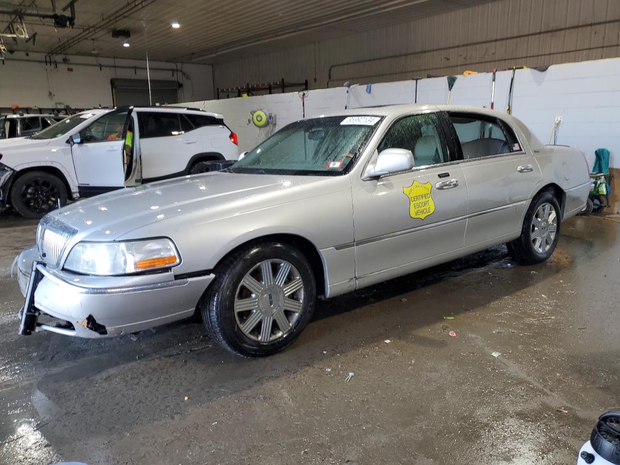 LINCOLN TOWN CAR U 2004