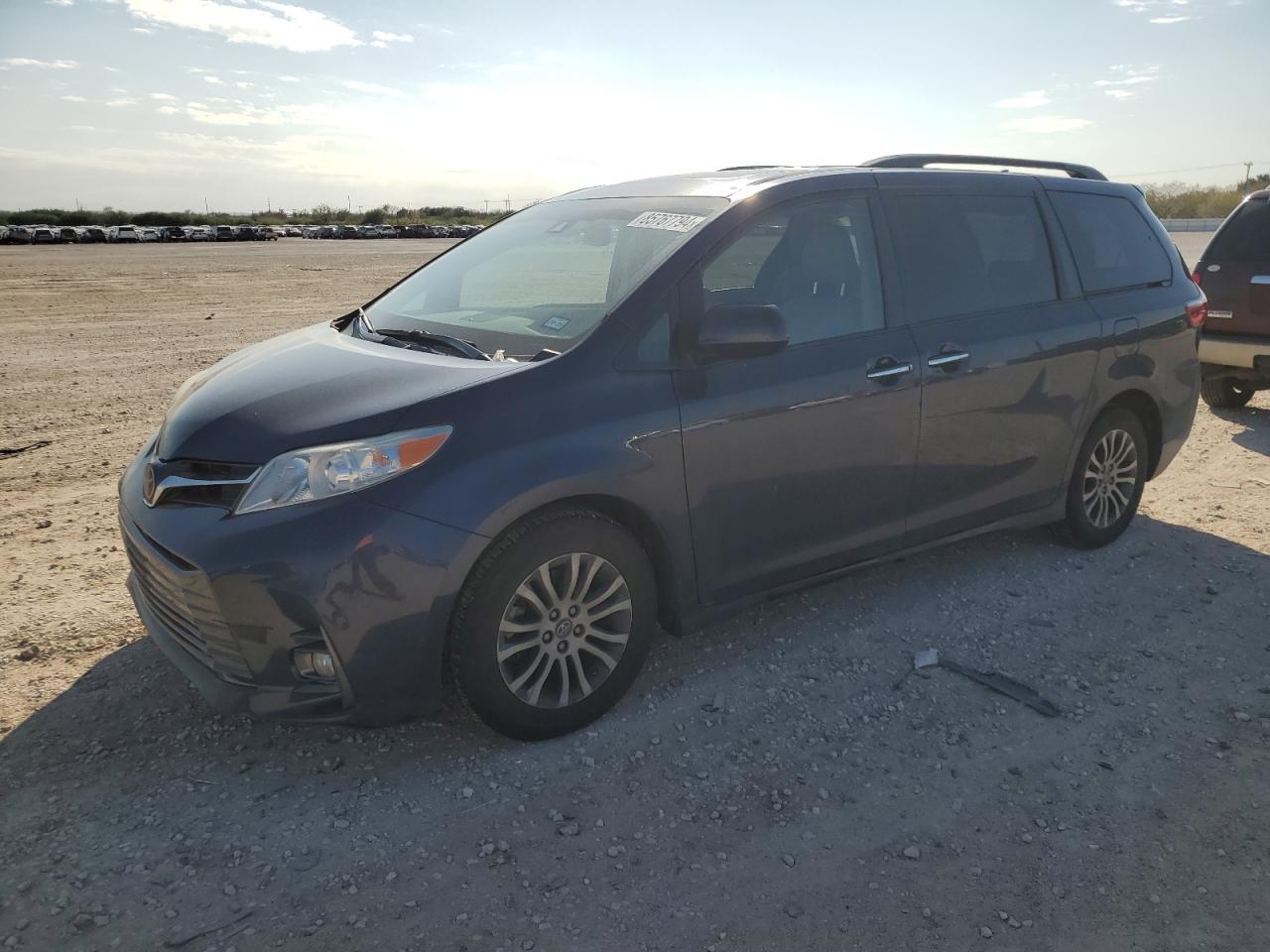 TOYOTA SIENNA XLE 2019