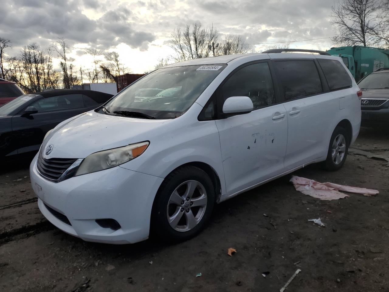 TOYOTA SIENNA LE 2013