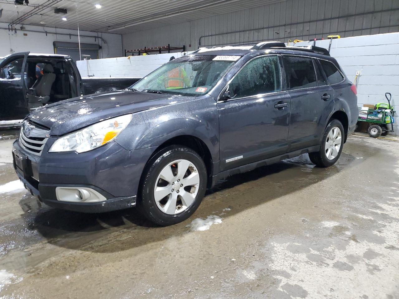 SUBARU OUTBACK 2. 2011