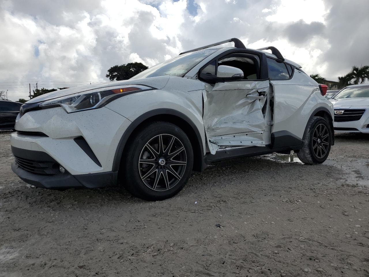 TOYOTA C-HR XLE 2019