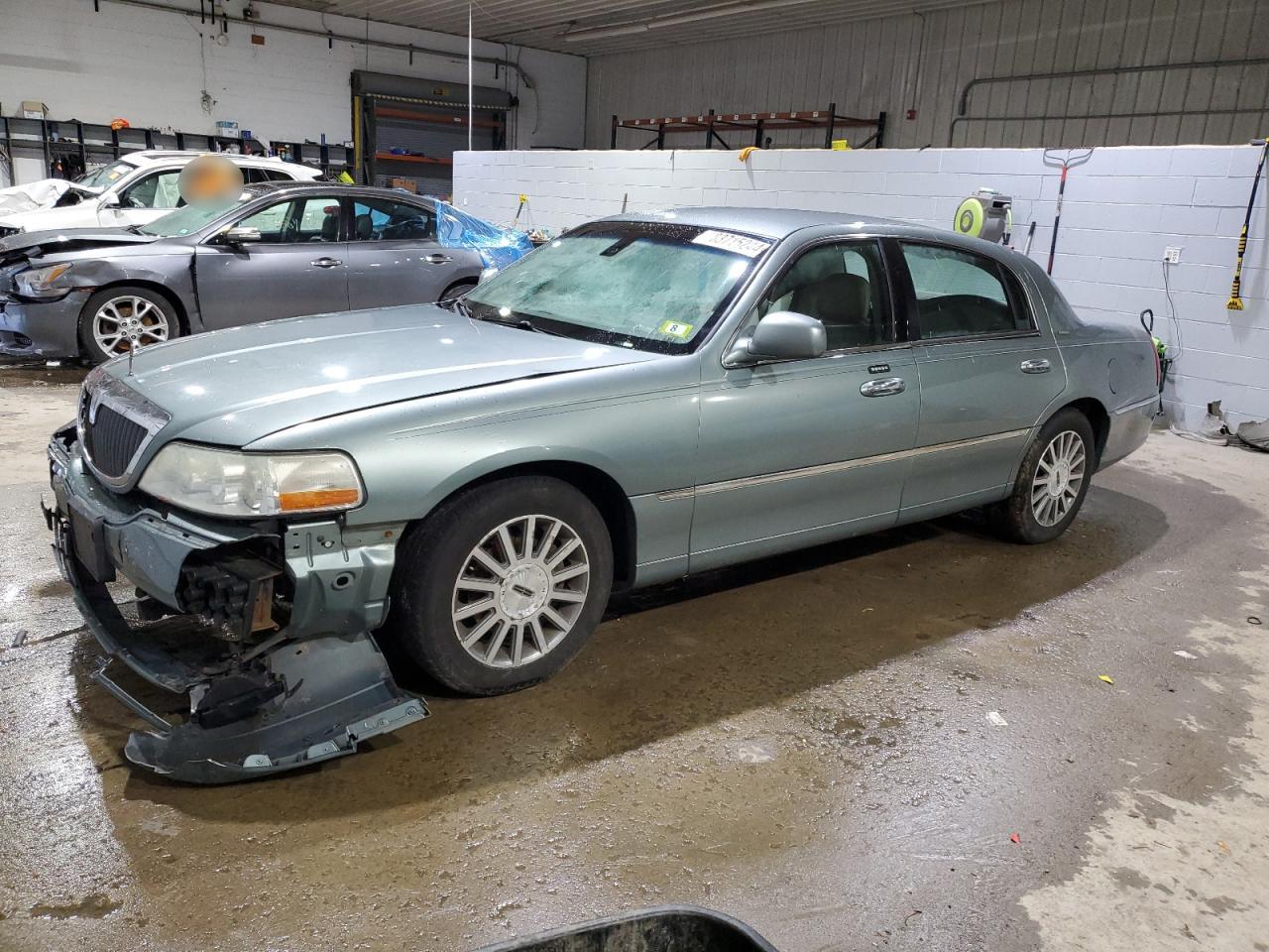LINCOLN TOWN CAR S 2003