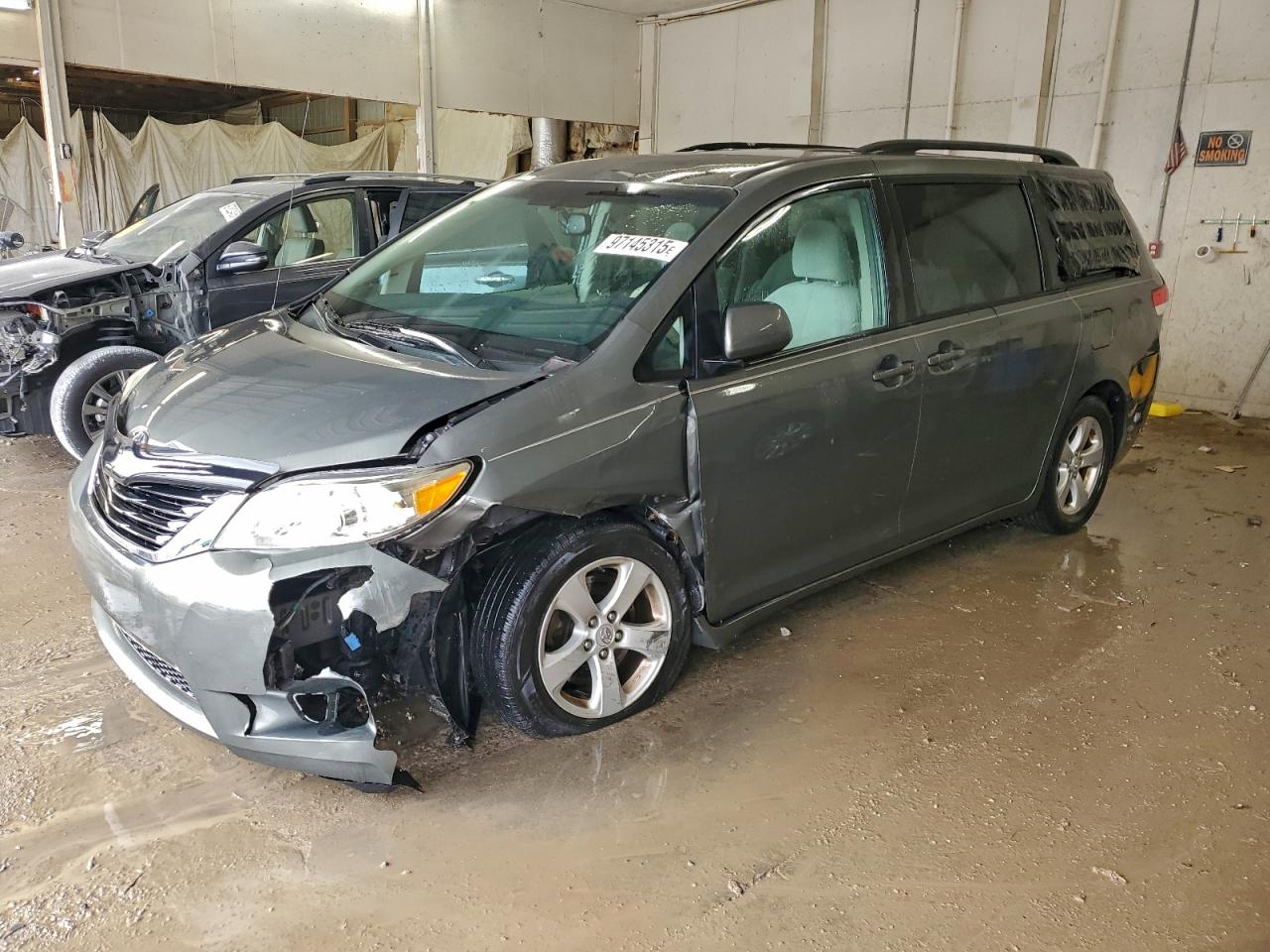 TOYOTA SIENNA LE 2012