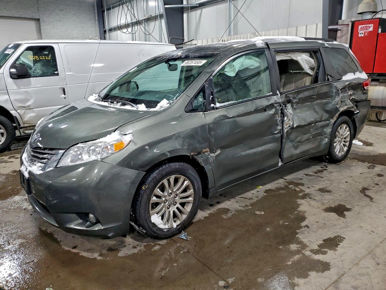 TOYOTA SIENNA XLE 2012