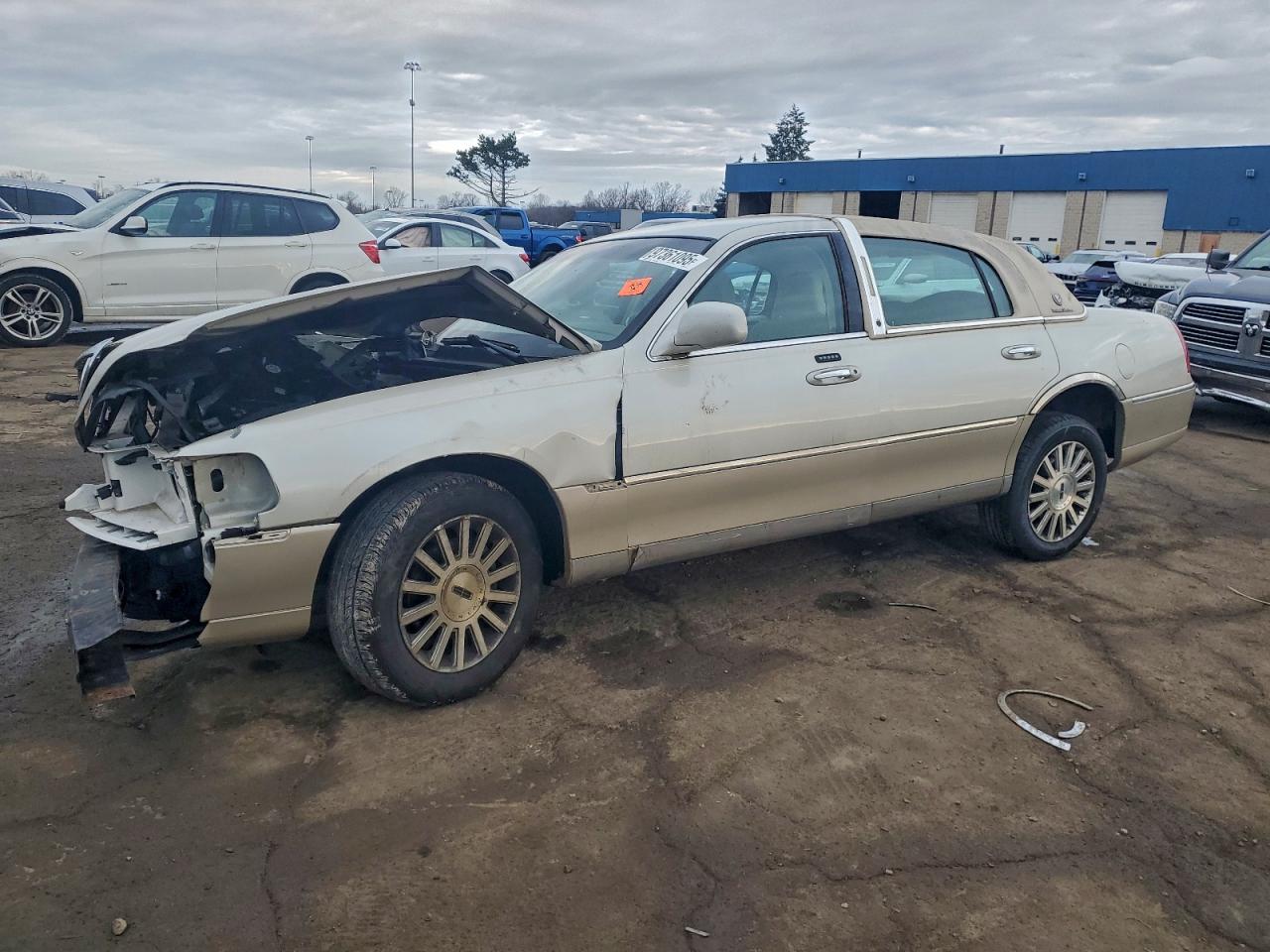 LINCOLN TOWN CAR 2004