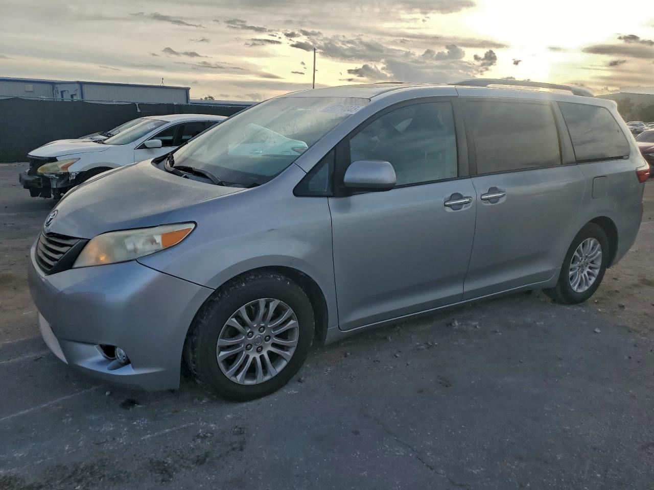 TOYOTA SIENNA 2015