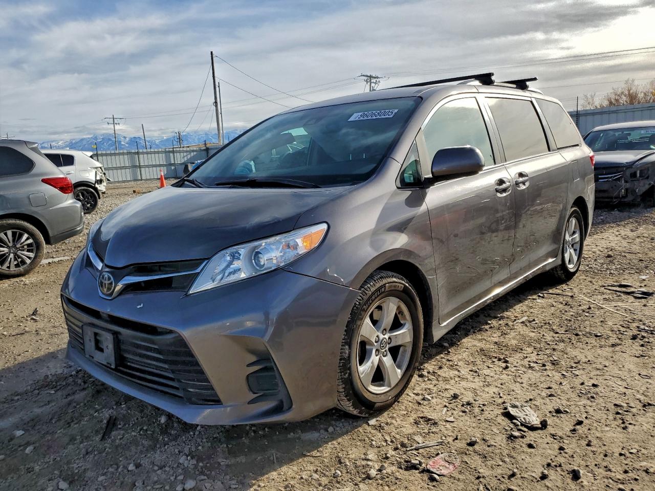 TOYOTA SIENNA LE 2018