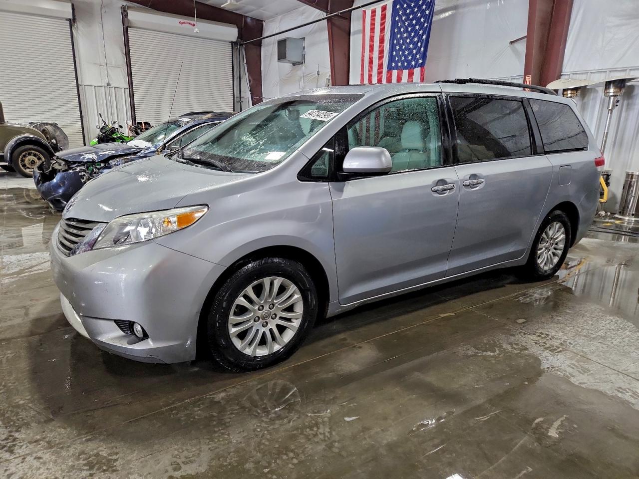 TOYOTA SIENNA XLE 2014