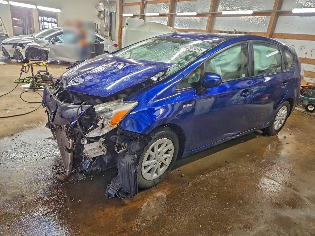 TOYOTA PRIUS V 2013