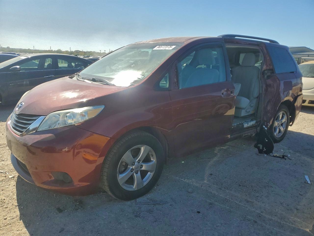 TOYOTA SIENNA LE 2014