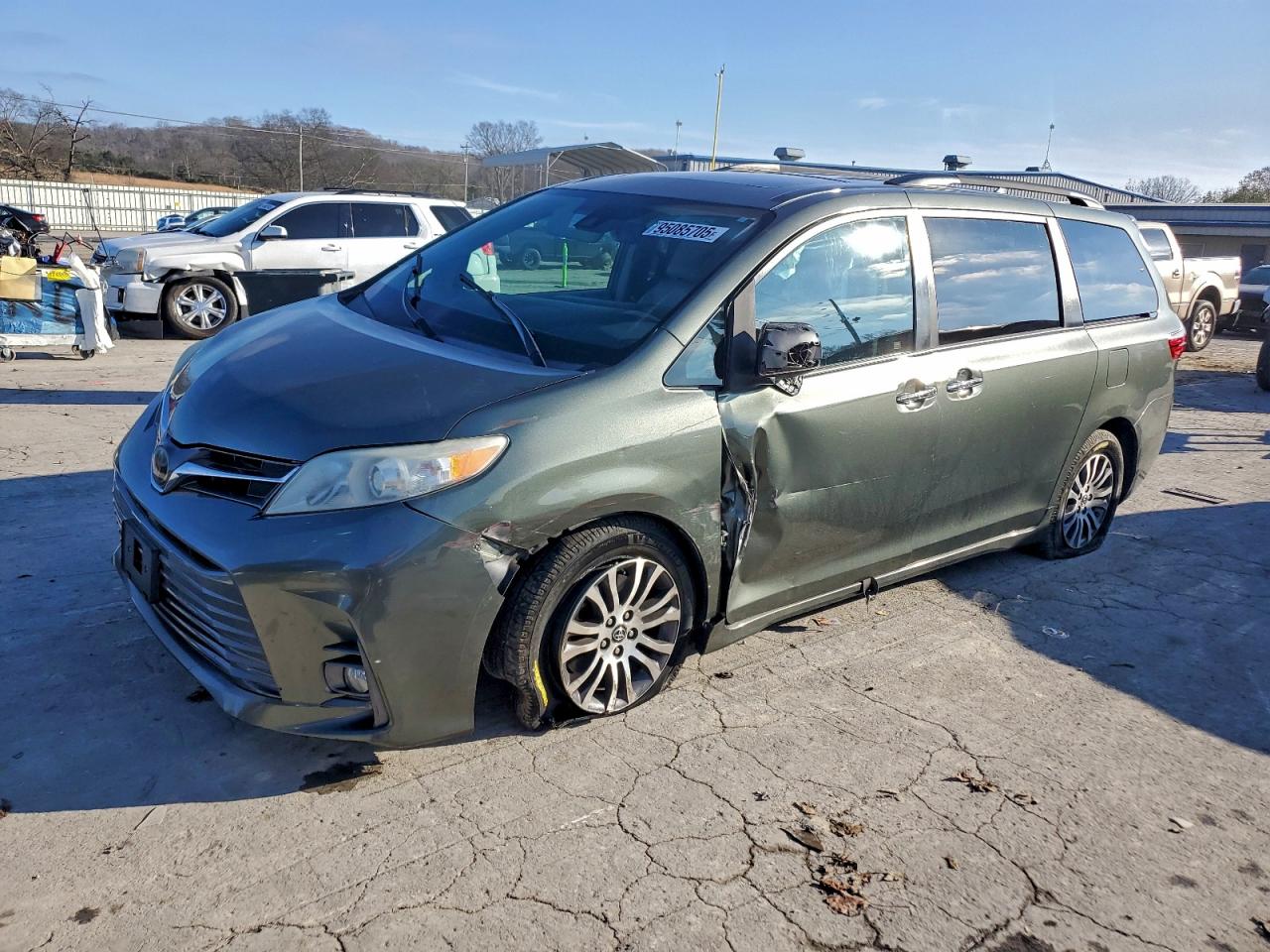 TOYOTA SIENNA XLE 2018