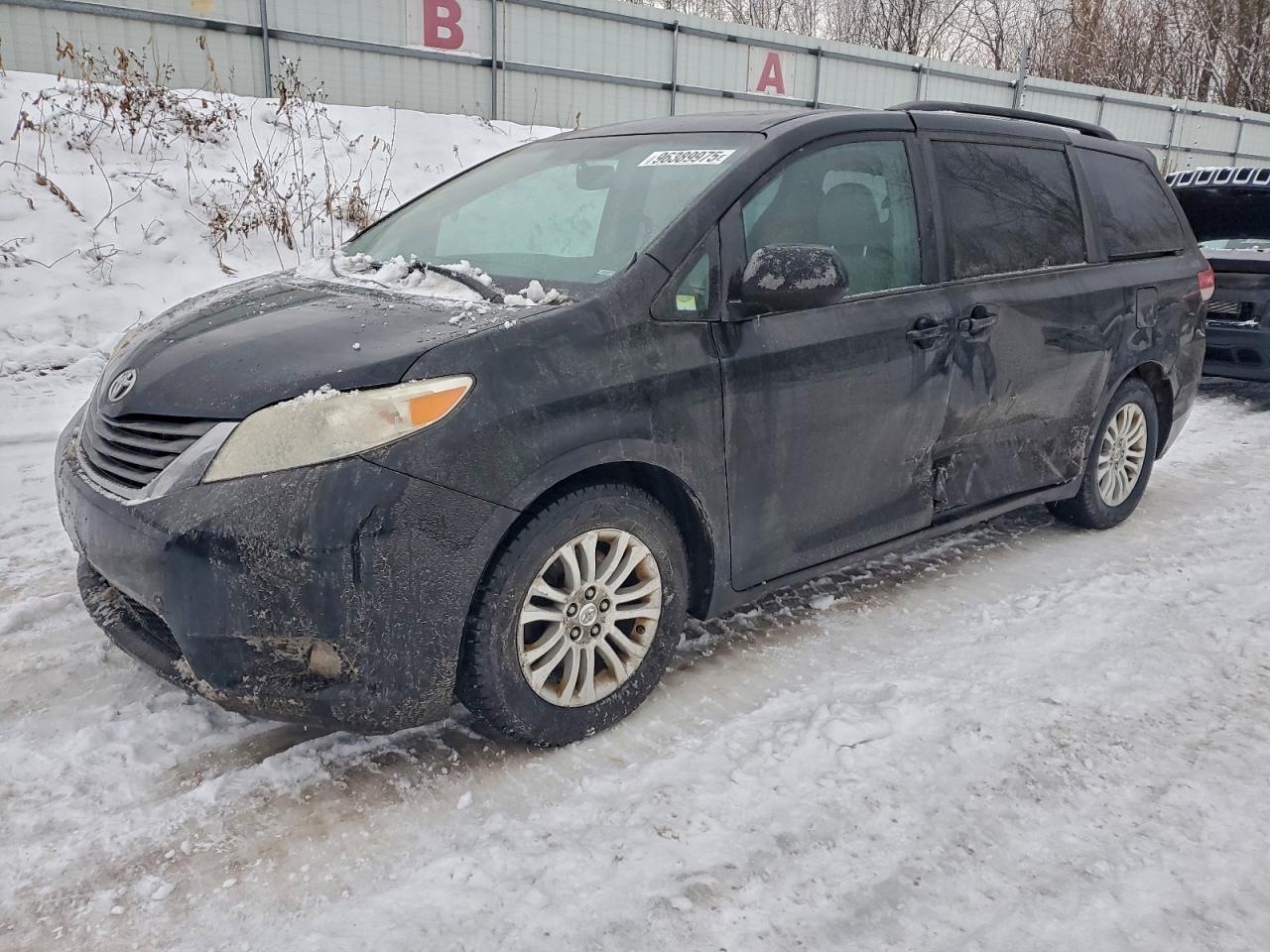 TOYOTA SIENNA XLE 2011