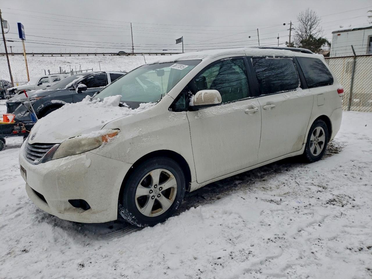 TOYOTA SIENNA LE 2013